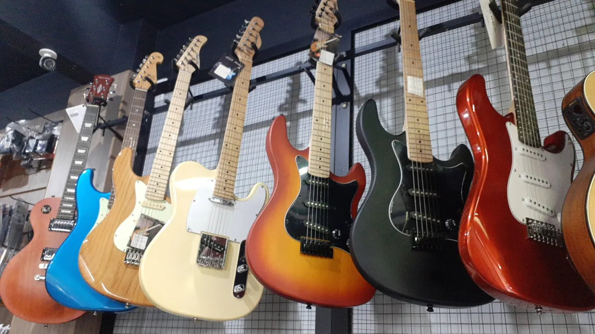 Guitarras e baixos expostos na loja Corredor Musical
