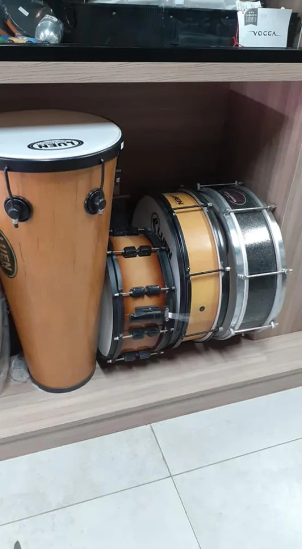 Congas e caixas de percussão