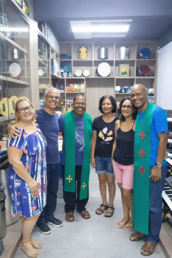 Família e clientes na loja Corredor Musical em Piabetá