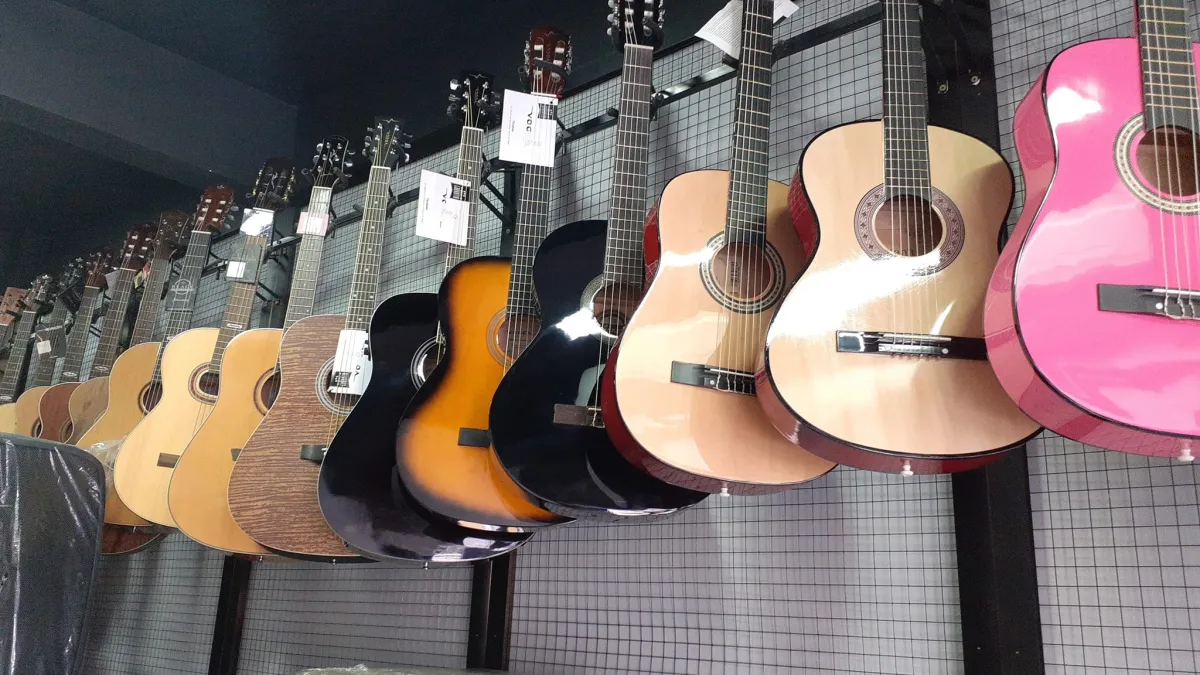 Violões coloridos expostos na loja Corredor Musical