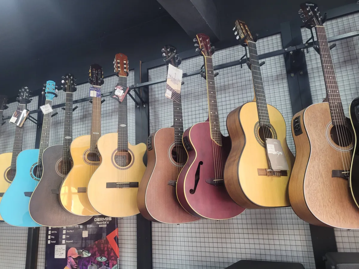 Violões acústicos e clássicos no Corredor Musical
